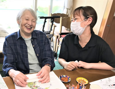 女性スタッフが対応
